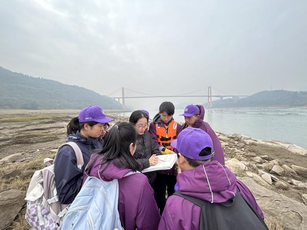 石汇灵老师讲解南坪坝岛的演变过程.jpg